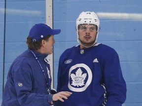 Maple Leafs coach Mike Babcock talks with Auston Matthews during practice. JACK BOLAND/TORONTO SUN