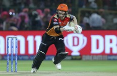 Sunrisers Hyderabad batesman David Warner plays a shot during the VIVO IPL T20 cricket match against Rajasthan Royals in Jaipur, India, Monday, April 27, 2019. (AP PHOTO)