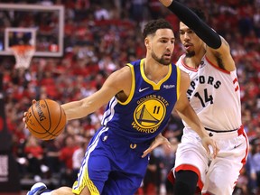 Raptors' Danny Green defends against Warriors' Klay Thompson during Game 2 in Toronto. (GETTY IMAGES)