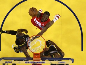 Raptors' Kawhi Leonard goes a dunk against the Golden State Warriors. (GETTY IMAGES)