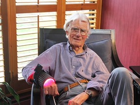 The good doctor  using a ow intensity light therapy (LILT) on his wrist.