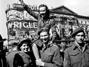 Sergeant Karen M. Hermeston of the Canadian Army Film and Photo Unit during the VJ-Day celebrations in Picadilly Circus, London, England, Aug. 10, 1945. (PHOTO BY LIEUT. KEN BELL/DEPT. OF NATIONAL DEFENCE / LIBRARY AND ARCHIVES CANADA)