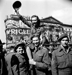 Sergeant Karen M. Hermeston of the Canadian Army Film and Photo Unit during the VJ-Day celebrations in Picadilly Circus, London, England, Aug. 10, 1945. (PHOTO BY LIEUT. KEN BELL/DEPT. OF NATIONAL DEFENCE / LIBRARY AND ARCHIVES CANADA)