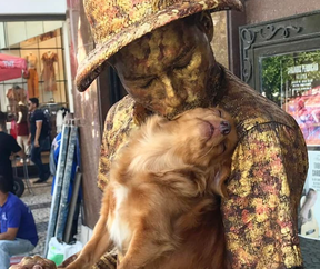 Human statue Yorge Luís Ruiz and his helper Jaspe. INSTAGRAM