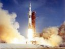 Das Raumfahrzeug Apollo 11 Saturn V hebt am 16. Juli 1969 mit den Astronauten Neil A. Armstrong, Michael Collins und Edwin E. Aldrin an Bord ab.  )