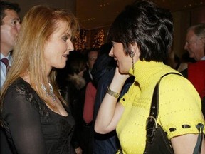 Amis avec la royauté.  Ghislaine Maxwell, à droite, avec la duchesse d'York.  C'est Fergie qui a encouragé le prince Andrew à faire l'interview désastreuse de la BBC TV.  (Getty Images)