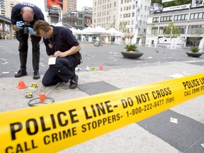 Toronto cops gather evidence after Dwayne Taylor, 21, was gunned down in Yonge-Dundas Square on July 31, 2005. (Sun files)