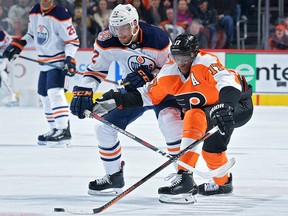 Tobias Rieder of the Edmonton Oilers and Wayne Simmonds of the Philadelphia Flyers battle for the puck at Wells Fargo Center on February 2, 2019 in Philadelphia. (Drew Hallowell/Getty Images)