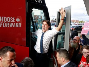 Liberal Leader Justin Trudeau waves goodbye after completing his Atlantic Canada tour in in Truro, Nova Scotia, September 18, 2019.  REUTERS/John Morris