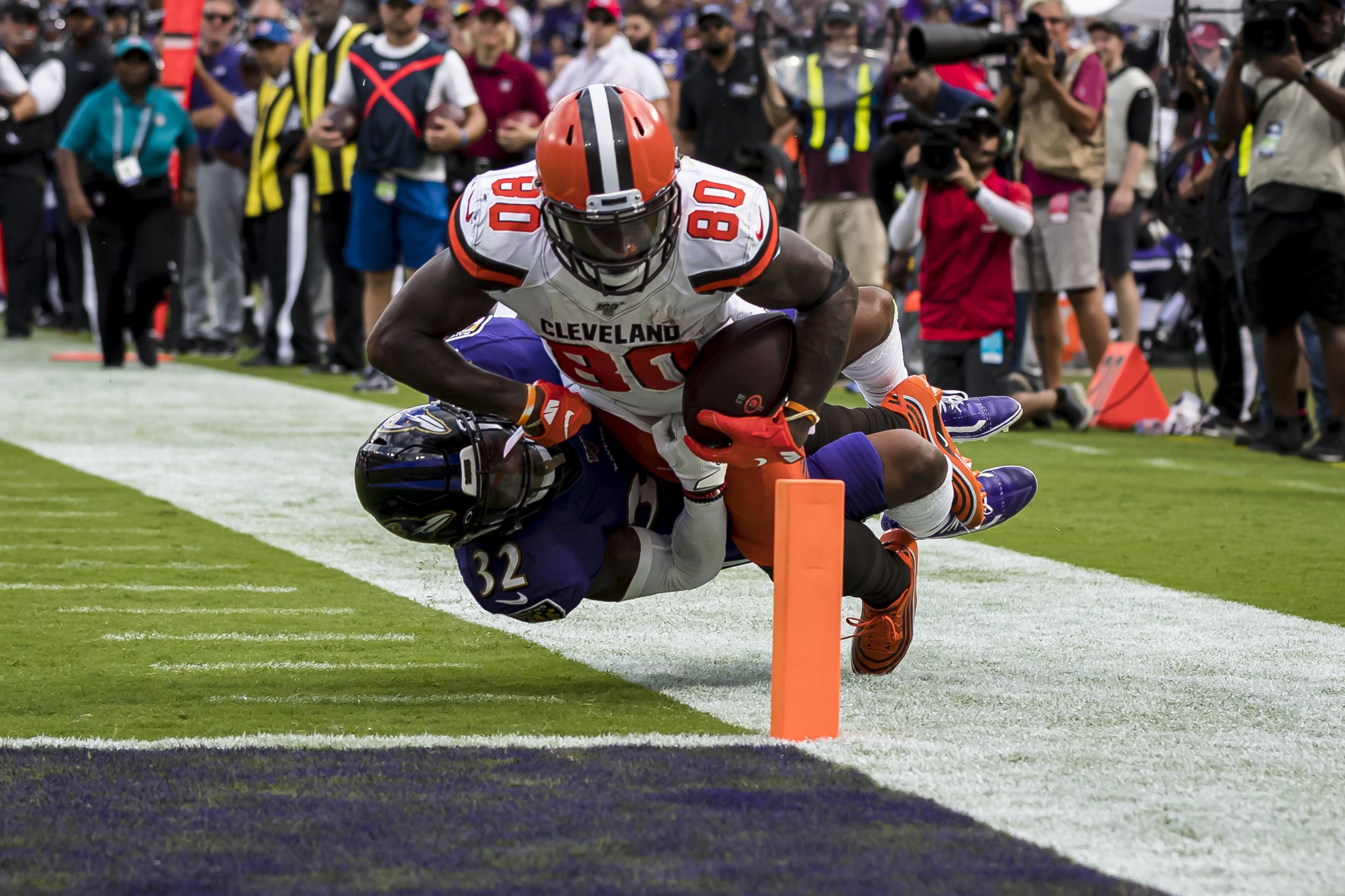 Vontaze Burfict leaves Browns game with possible injury