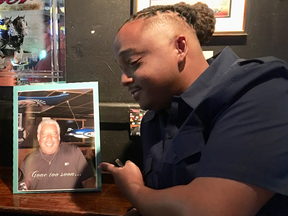 Memorial at Larry Elder's brother Kirk's favourite bar. (Screengrab/Twitter)