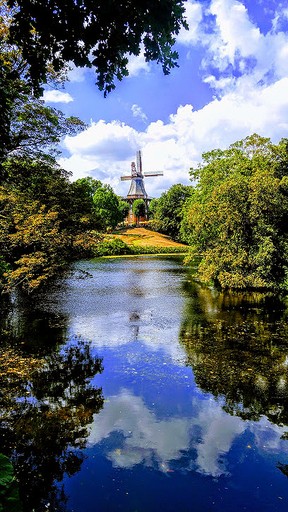 A windmill acts as a landmark in some of the parkland in Bremen’s old town. (DAVE POLLARD/Toronto Sun)