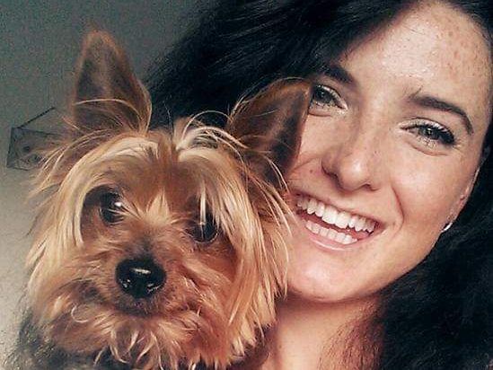 Naomi Houghton y su perro de servicio, un Yorkie llamado Memphis.  (foto proporcionada)