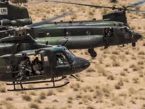 An RCAF Griffon CH-146 and a Chinook CH-147F fly in formation on operations over Mali.
5 June 2019.