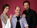 Šį spalio mėn.  2019 m. 28 d. nuotraukoje matyti, kaip rašytojas-režisierius Mike'as Flanaganas (centras) ir aktoriai Rebecca Ferguson (kairėje) ir Ewanas McGregoras pozuoja portretui, reklamuodami filmą. 