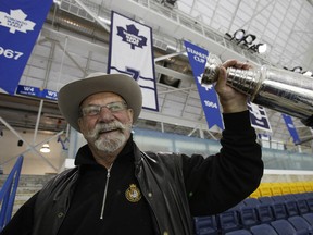 Maple Leafs great Eddie Shack holds up a mini Stanley Cup in this file photo. (Craig Robertson Toronto Sun)