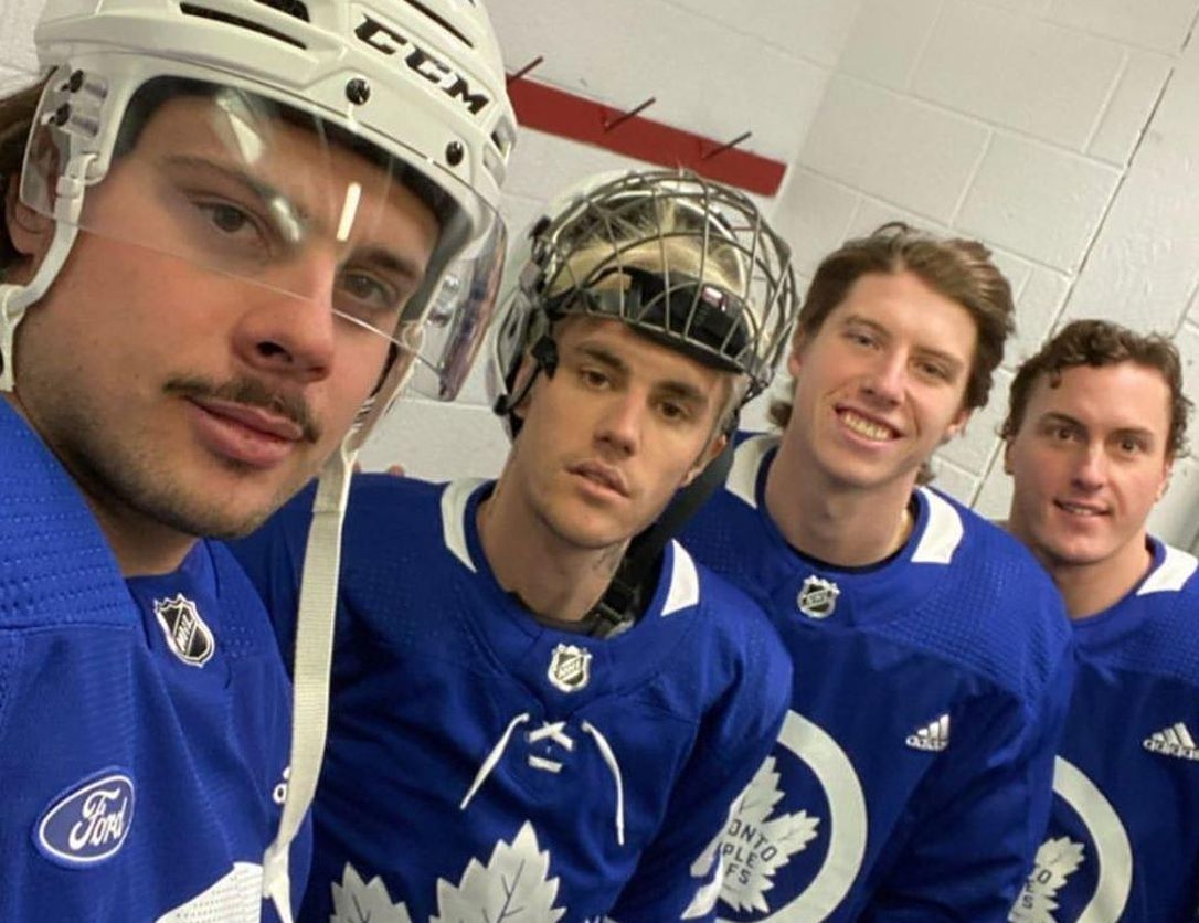 Justin Bieber joins 3 Toronto Maple Leaf hockey players on the ice