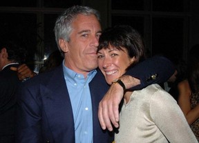 Jeffrey Epstein und die Prominente, die seine sexuelle Beschafferin war, Ghislaine Maxwell.