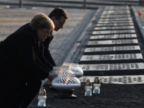 Der polnische Premierminister Mateusz Morawiecki und die deutsche Bundeskanzlerin Angela Merkel stellen am 6. Dezember 2019 Kerzen am Denkmal für die Opfer des ehemaligen nationalsozialistischen Konzentrations- und Vernichtungslagers Auschwitz II-Birkenau in der Nähe von Oswiecim, Polen.