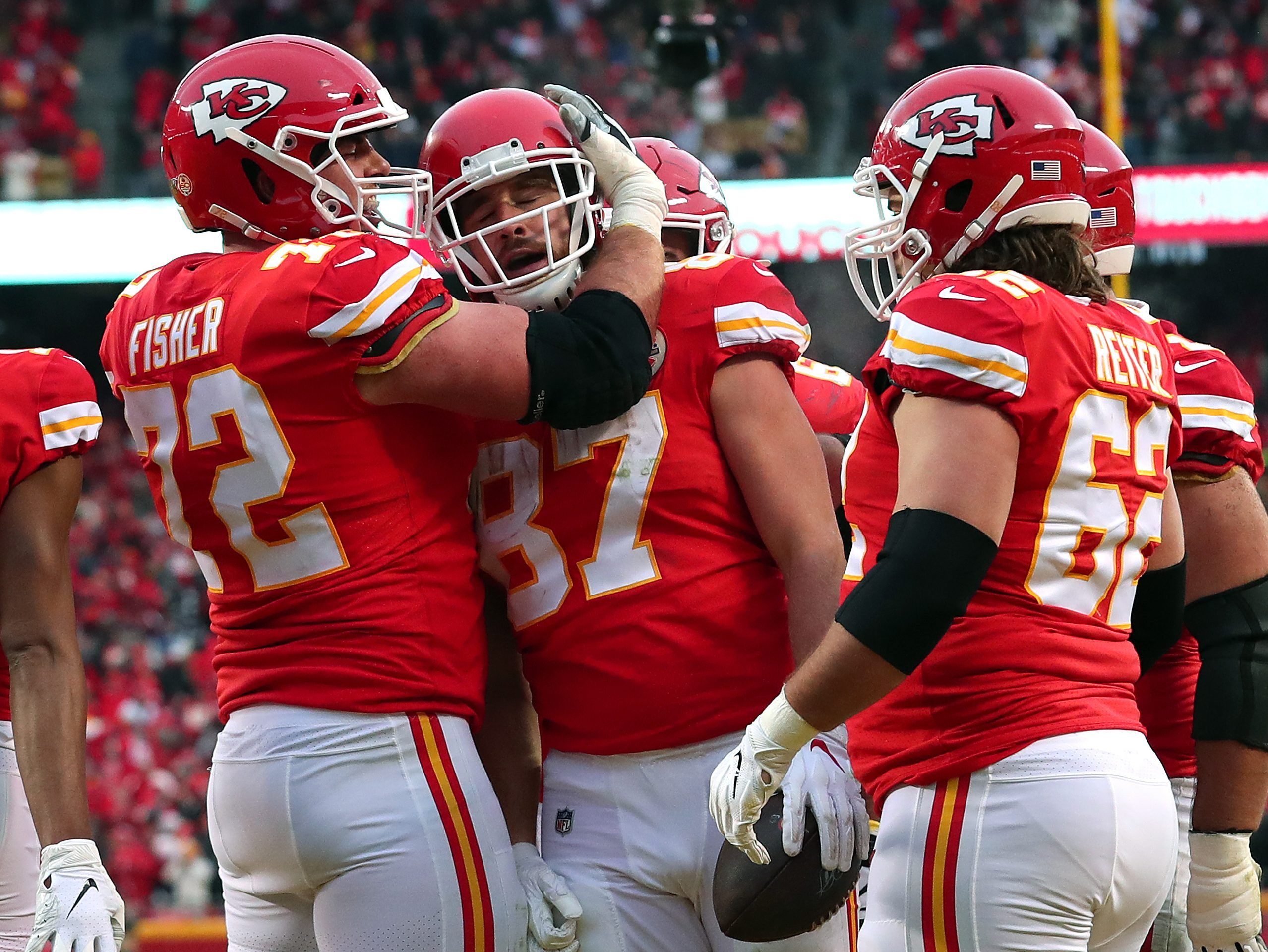 Mahomes throws 4 TDs to lead Chiefs past Raiders 40-33