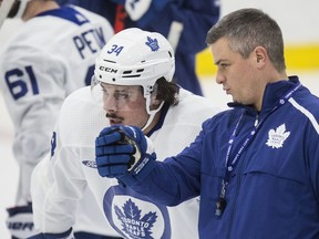 Coach Sheldon Keefe (right) and Auston Matthews talk at Toronto Maple Leafs practice earlier this season. (CRAIG ROBERTSON/Toronto Sun)