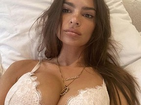 Emily Ratajkowski  sports a diamond nameplate necklace in honor of her dog.  (instagram.com/emrata)