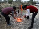 Studenten zünden Kerzen neben Plakaten in der Nähe der Stelle an, an der ein 23-jähriges Vergewaltigungsopfer, das letzte Woche in einem Krankenhaus in Neu-Delhi starb, von einer Bande von Männern, zu denen auch ihre mutmaßlichen Vergewaltiger gehörten, in Unnao im Norden angezündet wurde Bundesstaat Uttar Pradesh, Indien.  (REUTERS/Anushree Fadnavis/Dateifoto)