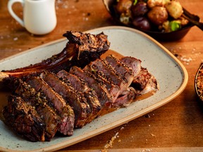 a shareable Tomahawk "au poivre"