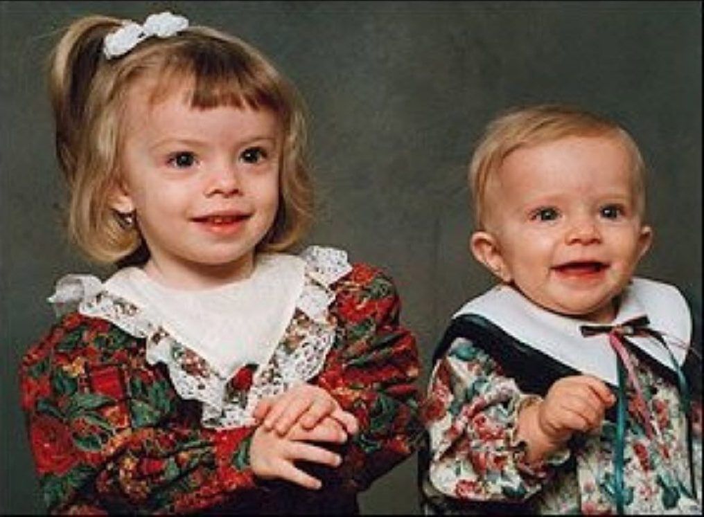 Sofía, 3 (izquierda) y la hermana de 1 año Serena fueron asesinadas por su madre Frances Ellen Campion. 