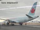 Un Airbus A319 di Air Canada si trova sulla pista dell'aeroporto internazionale Pearson dopo aver effettuato un atterraggio di emergenza martedì pomeriggio. (Foto di Cameron Milne)