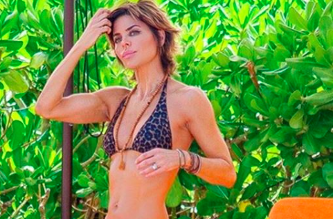 481px x 316px - Lisa Rinna challenges Jennifer Lopez in bikini battle | Toronto Sun
