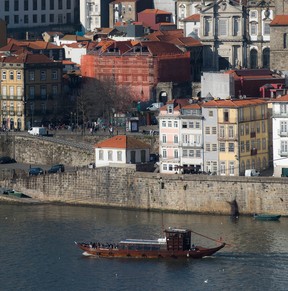Um barco rabelo navega no rio Douro, no Porto, Portugal.  Brian Pacificum / Postmedia