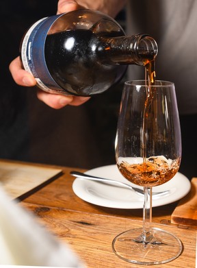 Despeje um copo de vinho do Porto na biblioteca de vinhos do Six Senses Douro Valley em Lamejo, Portugal.  Brian Pacificum / Postmedia