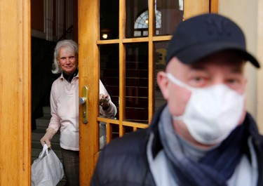 A coachman leaves an elderly woman after delivering a food package during the coronavirus disease (COVID-19) outbreak in Vienna, Austria April 8, 2020.  REUTERS/Leonhard Foeger ORG XMIT: PPP-LEO16