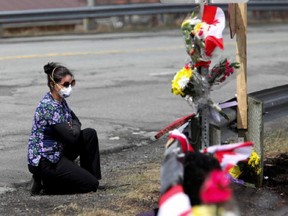 Die Pflegekraft und Ersthelferin Alicia Cunningham kniet vor einem provisorischen Denkmal für RCMP Const.  Heidi Stevenson, die bei einem Amoklauf in Nova Scotia ums Leben kam.