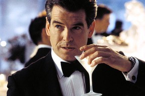Pierce Brosnan dans le rôle de James Bond dans une scène de Die Another Day.