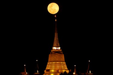 The supermoon rises above Wat Saket Temple, also know as Golden Mountain, in Bangkok, Thailand, April 8, 2020. REUTERS/Jorge Silva ORG XMIT: GDN