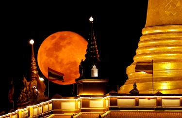 The supermoon rises above Wat Saket Temple, also know as Golden Mountain, in Bangkok, Thailand, April 8, 2020. REUTERS/Jorge Silva ORG XMIT: GDN