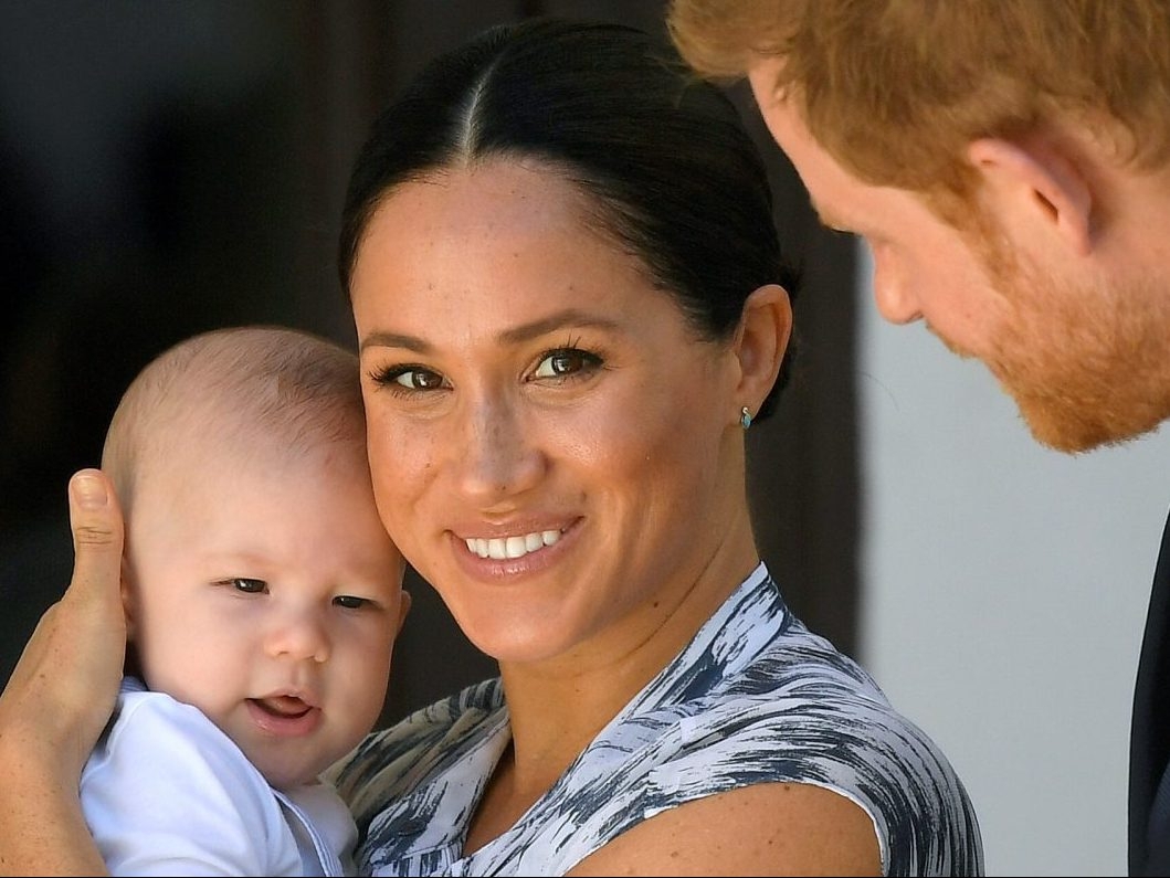  Britain’s Prince Harry and his wife Meghan, Duchess of Sussex, holding their son Archie in Cape Town, South Africa, September 25, 2019. (Toby Melville/Reuters)