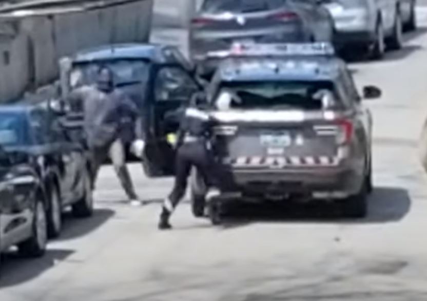 Shocking attack on Toronto Police officer caught on video Toronto Sun
