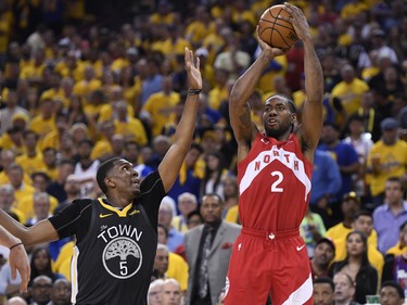 CP-Web.  Toronto Raptors forward Kawhi Leonard (2) shoots over Golden State Warriors centre Kevon Looney (5) during second half basketball action in Game 6 of the NBA Finals in Oakland, Calif. on Thursday, June 13, 2019.