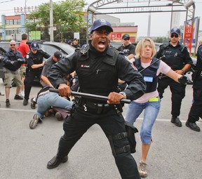 Toronto Police and G20 protesters clash near the detention centre on Eastern Ave. June 27, 2010.