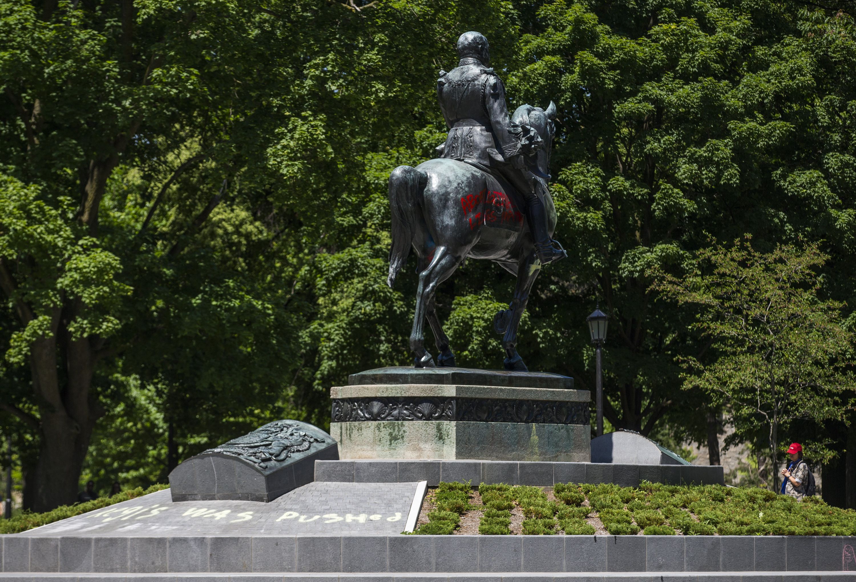 Toronto cleans up vandalized King Edward VII statue Toronto Sun