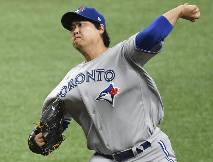 Rays new addition Yoshi Tsutsugo blasts first MLB home run! 