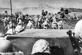 Les Marines américains se préparent à atterrir à Iwo Jima. Le Pacific Theatre était un bain de sang brutal et barbare. MARINES AMÉRICAINES