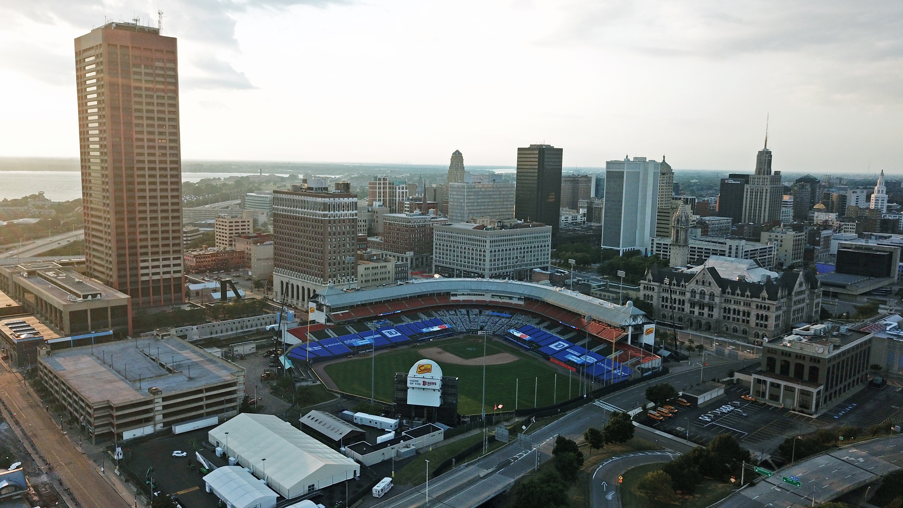 Blue Jays In Buffalo Are Attracting Crowds And The City's Mayor Won't Have  Any Of It - Narcity