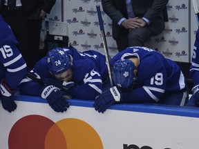 Toronto Maple Leafs forward Kasperi Kapanen (left) and Jason Spezza sit on the bench after Sunday's loss.