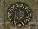 Das FBI-Siegel ist am 5. Juli 2016 vor dem Hauptgebäude in Washington, DC, zu sehen.