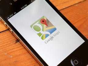 2012년 12월 13일 캘리포니아 페어팩스의 Apple iPhone 4S에서 볼 수 있는 Google 지도 앱입니다.