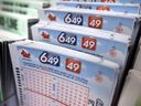 I biglietti del Lotto 6/49 non riscossi includono premi di $ 1 milione e $ 64 milioni